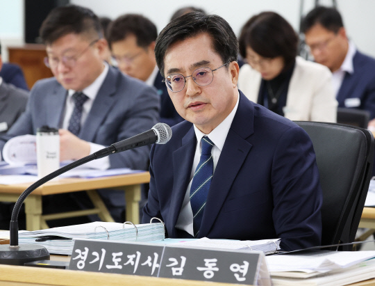 지난 10월17일 경기도 수원시 영통구 경기도청에서 열린 국회 행정안전위원회의 경기도 국정감사에서 김동연 경기도지사가 위원 질의에 답변하고 있다.<연합뉴스>